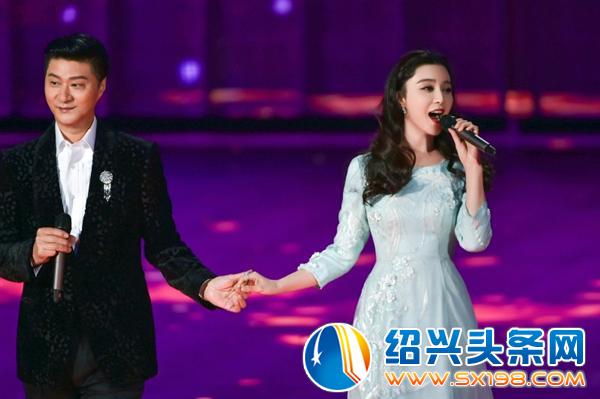 北京春晚:范冰冰和爸爸同台演唱李晨荷尔蒙爆